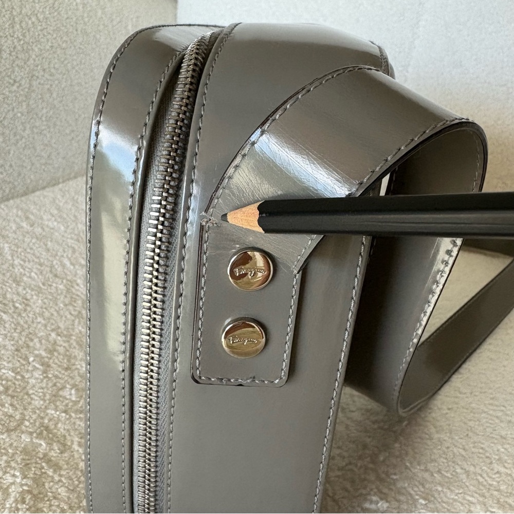 👜 Salvatore Ferragamo Vintage Box Crossbody Bag – Grey Leather - Picture 7 of 11